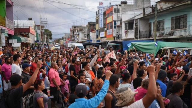 Сотни жителей Центральной Америки собрались у границы Мексики с США с просьбой об убежище