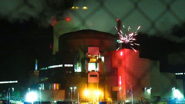 Активисты Greenpeace запустили фейерверк на АЭС во Франции