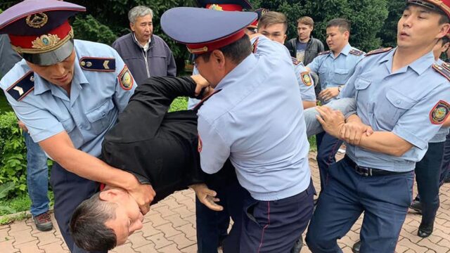 В Казахстане, где проходят президентские выборы, задержали больше 100 человек