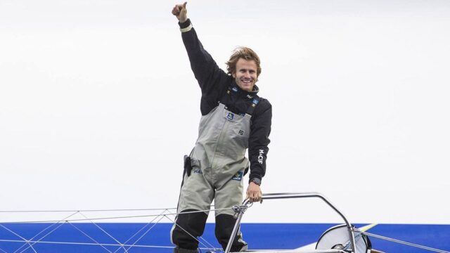 Французский моряк установил новый рекорд одиночного кругосветного плавания