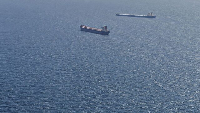 Четыре танкера сообщили о потере управления у берегов ОАЭ