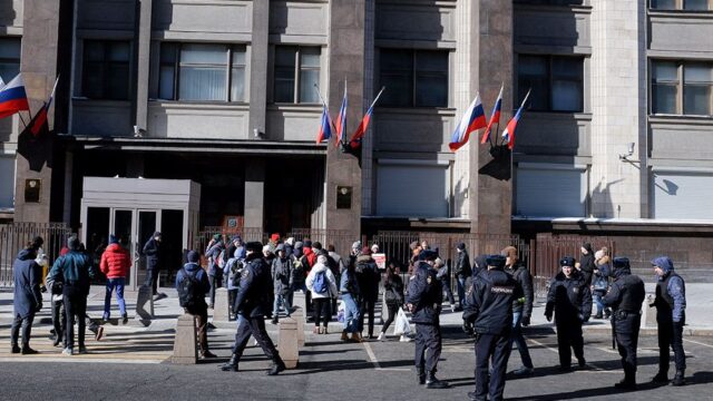 У здания Госдумы в Москве проведут акцию с картонными фигурами Леонида Слуцкого