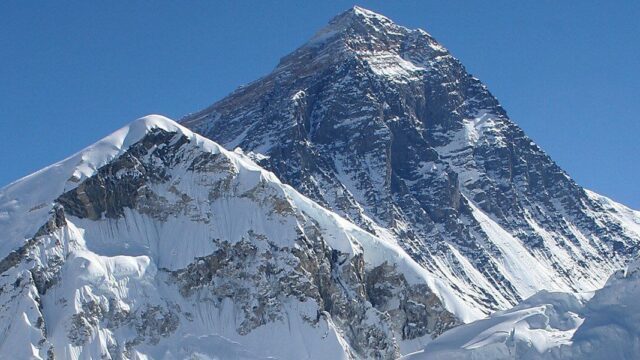 Непал запретил двум альпинистам восходить на Эверест за ложь о его покорении