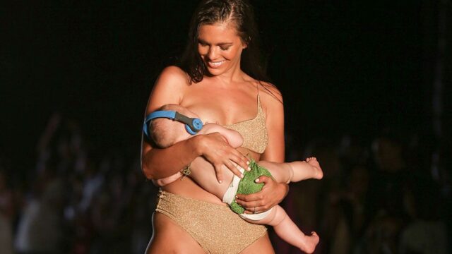 Модель Мара Мартин покормила ребенка грудью на подиуме во время показа