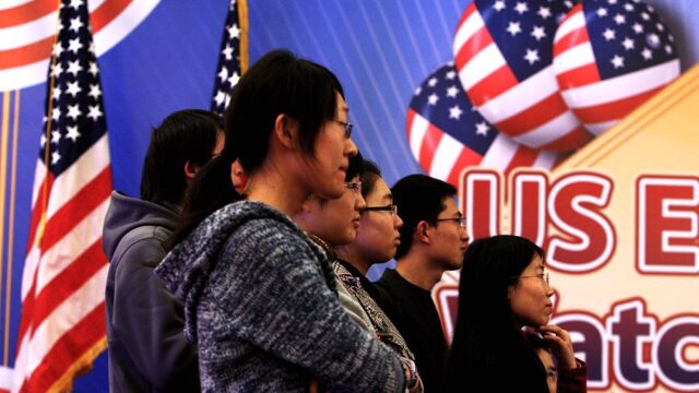 США отозвали визы больше чем у тысячи китайских студентов и аспирантов