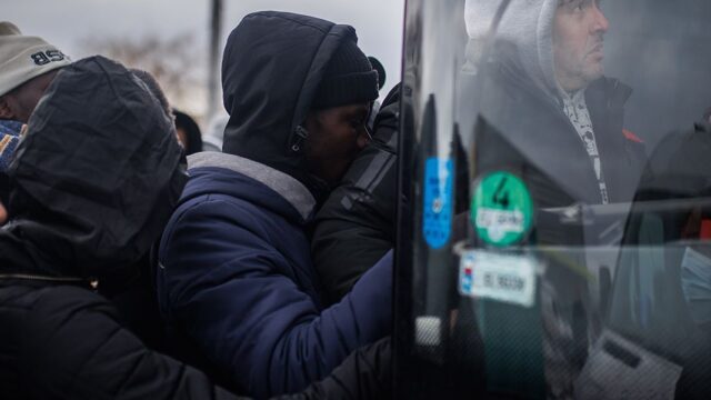 «Мы не спали уже четыре дня». Что происходит с иностранцами, которые покидают Украину