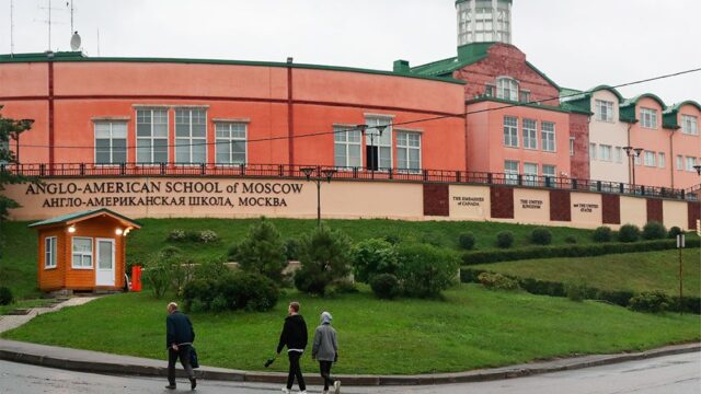 Bloomberg: Россия начала выдавать визы учителям Англо-американской школы после разговора Трампа с Путиным
