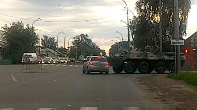 В Кемерово на видео попало столкновение БТР с легковой машиной