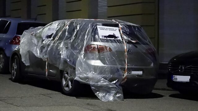 В Штутгарте активисты упаковали в целлофан неправильно припаркованные машины