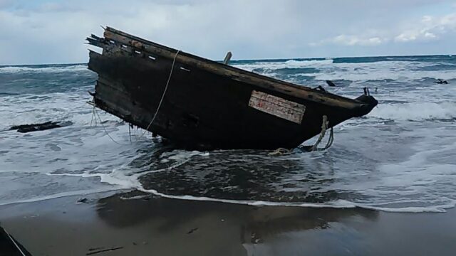 У берегов Японии несколько лет находят лодки-призраки из КНДР. Китайский след?