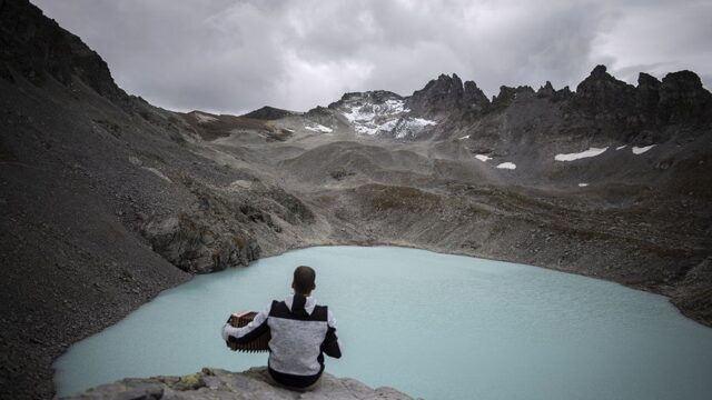 В Швейцарии провели «похороны» ледника, который исчез из-за глобального потепления
