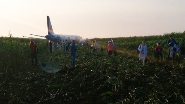 В Подмосковье пассажирский самолет совершил жесткую посадку, есть пострадавшие