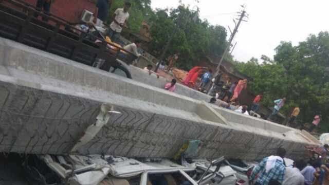 В индийском Варанаси при падении эстакады погибли 18 человек