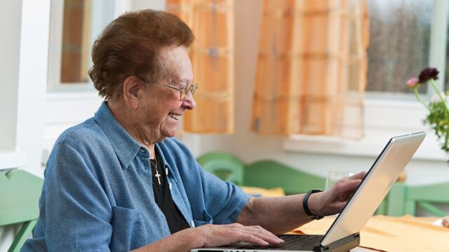 Сеть британских домов престарелых предлагает всем подружиться со своими постояльцами. Нужен только интернет и знание английского