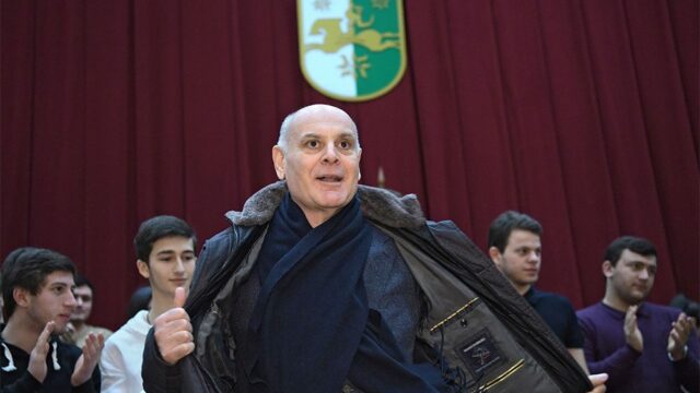ЦИК Абхазии признал лидера оппозиции победителем президентских выборов