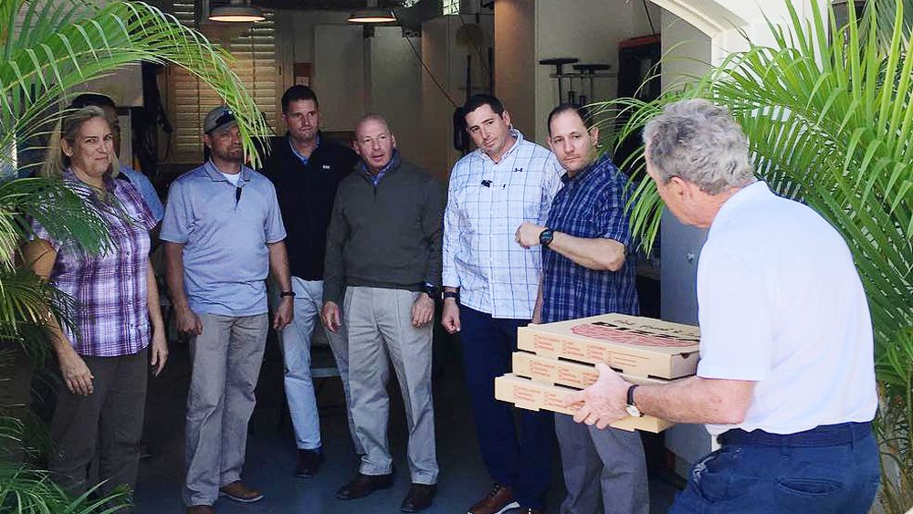 Джордж Буш доставил пиццу сотрудникам Секретной Службы, которые не получают зарплату из-за шатдауна