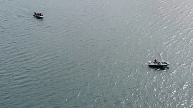 МЧС пока не может добраться до упавшего в озеро на Камчатке вертолета