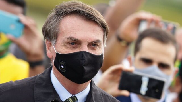 Суд обязал президента Бразилии носить маску в общественных местах