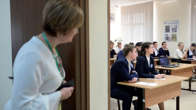 На Урале объявили выговор учительнице, которая выдала школьникам грамоты с флагом Украины