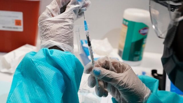 Белый дом объявил о вакцинации от COVID-19 половины американцев