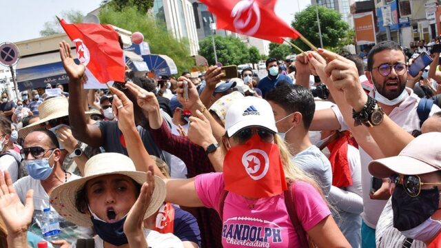 Военные заблокировали парламент Туниса. Оппозиция заявляет о перевороте