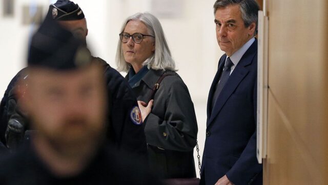 Суд приговорил экс-премьера Франции Франсуа Фийона к пяти годам тюрьмы