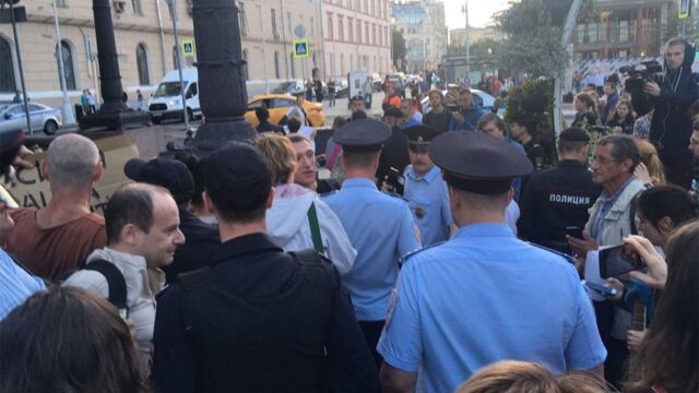 В Москве задержали участников акции в поддержку Олега Сенцова