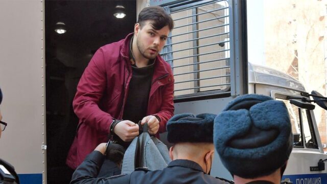 Участника акции в поддержку Навального приговорили к пяти годам колонии за брошенный файер