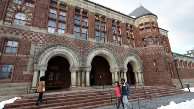 Студенты подали в суд на Гарвард из-за инвестиций в компании, связанные с тюремной индустрией