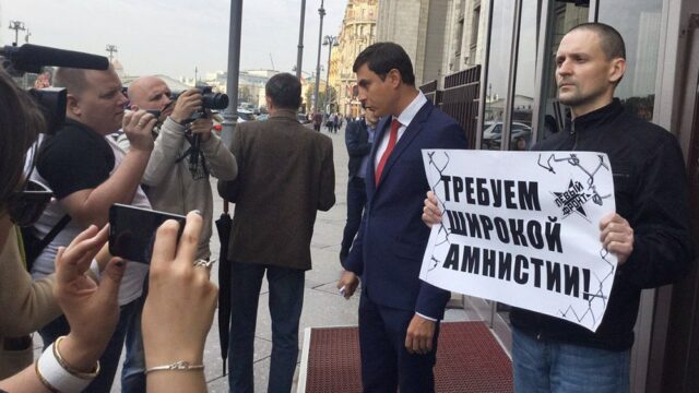 В Москве у здания Госдумы задержали оппозиционера Сергея Удальцова