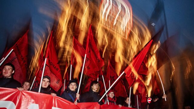 В Москве прошло шествие в честь годовщины Октябрьской революции: фоторепортаж