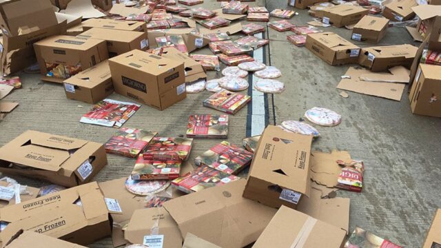 Из-за аварии в Арканзасе по дороге разметало сотни упаковок с замороженной пиццей