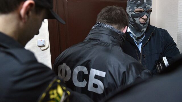 В Калуге ФСБ закрыла подпольную оружейную мастерскую, в которой нашли символику «Артподготовки»
