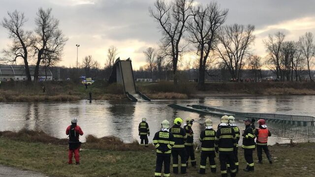 В Праге обрушился пешеходный мост через Влтаву