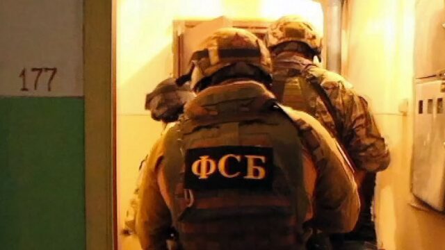ФСБ обыскала квартиру оперативника банковского отдела столичного главка МВД. Его подозревают в получении взятки