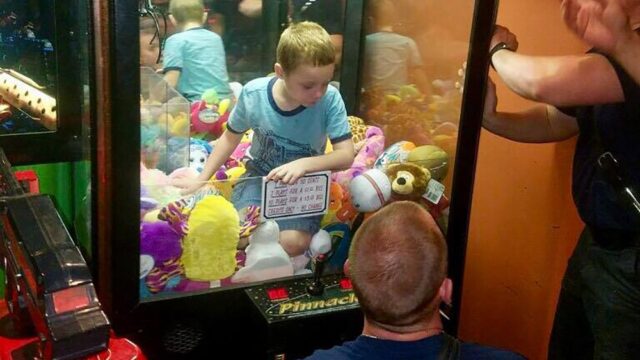 В США спасли ребенка, который застрял внутри автомата с игрушками