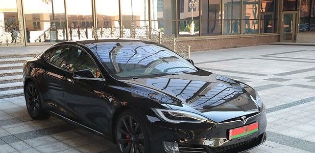 Лукашенко поручил создать в Беларуси электромобиль не хуже Tesla