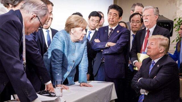 Time рассказал, что на самом деле происходит на виральном фото Трампа во время саммита G7
