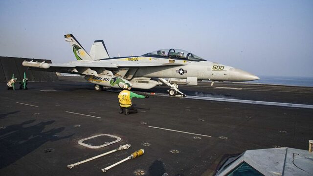 ВМС США отстранили от полетов экипаж самолета, который изобразил в небе вульгарный рисунок