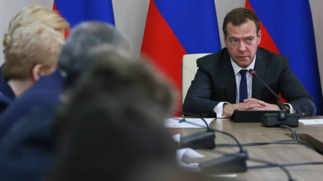 Медведев: антироссийские санкции — попытка истеблишмента отстранить Трампа от власти