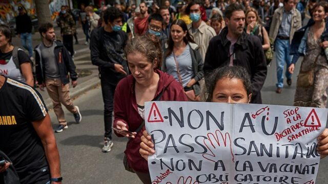 Акции протеста против введения санитарных пропусков прошли во Франции