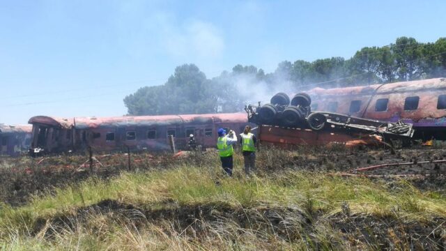 В ЮАР при столкновении поезда с грузовиком пострадали больше 250 человек