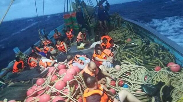 Десятки людей пропали после того, как возле острова Пхукет в шторм перевернулись две лодки