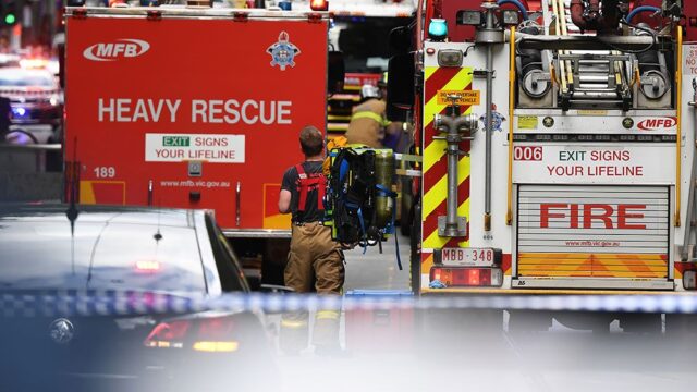 В Мельбурне мужчина поджег свою машину и напал на людей с ножом