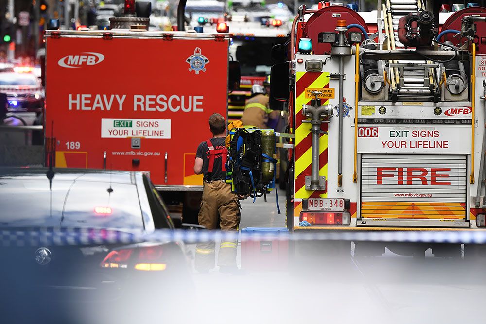 В Мельбурне мужчина поджег свою машину и напал на людей с ножом