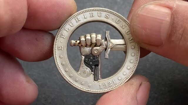 Уралец «прокачал» долларовую монету — теперь в ней есть рука, сжимающая и разжимающая меч
