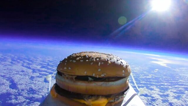 В Британии на футбольное поле с неба упал прикрепленный к камере бургер  — его запустил «в космос» видеоблогер
