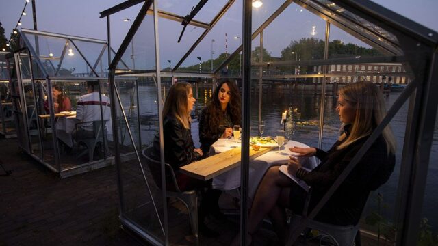 Ресторан в Амстердаме установил раздельные «теплицы» для первых посетителей после отмены самоизоляции