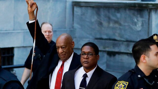Суд в США отменил приговор комику Биллу Косби по делу об изнасиловании