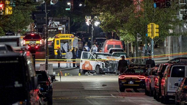 В Нью-Йорке грузовик наехал на пешеходов, погибли восемь человек. Главное